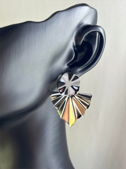 Minimalist fan-shaped earrings