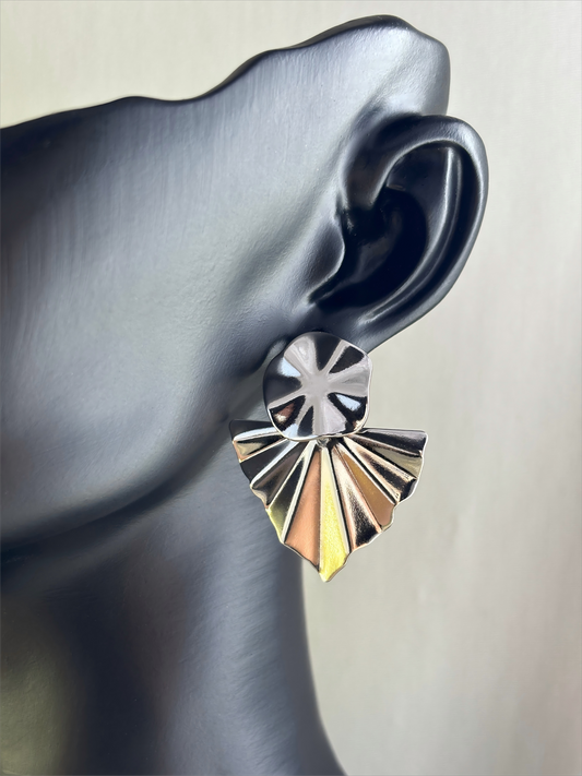 Minimalist fan-shaped earrings