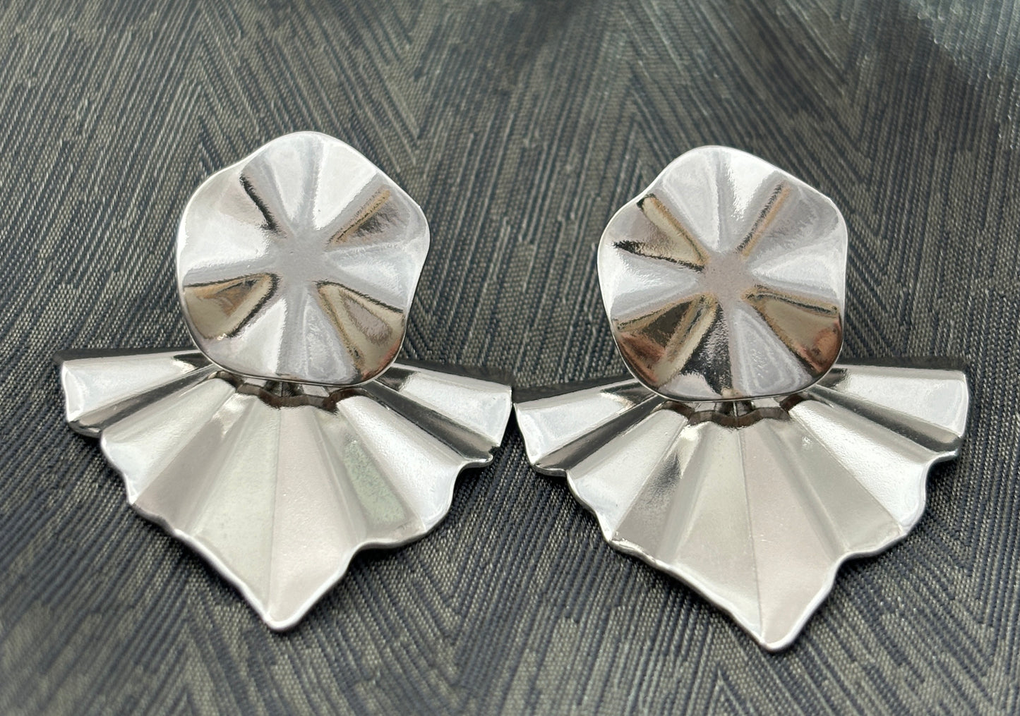 Minimalist fan-shaped earrings