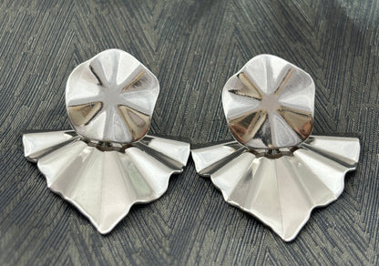 Minimalist fan-shaped earrings