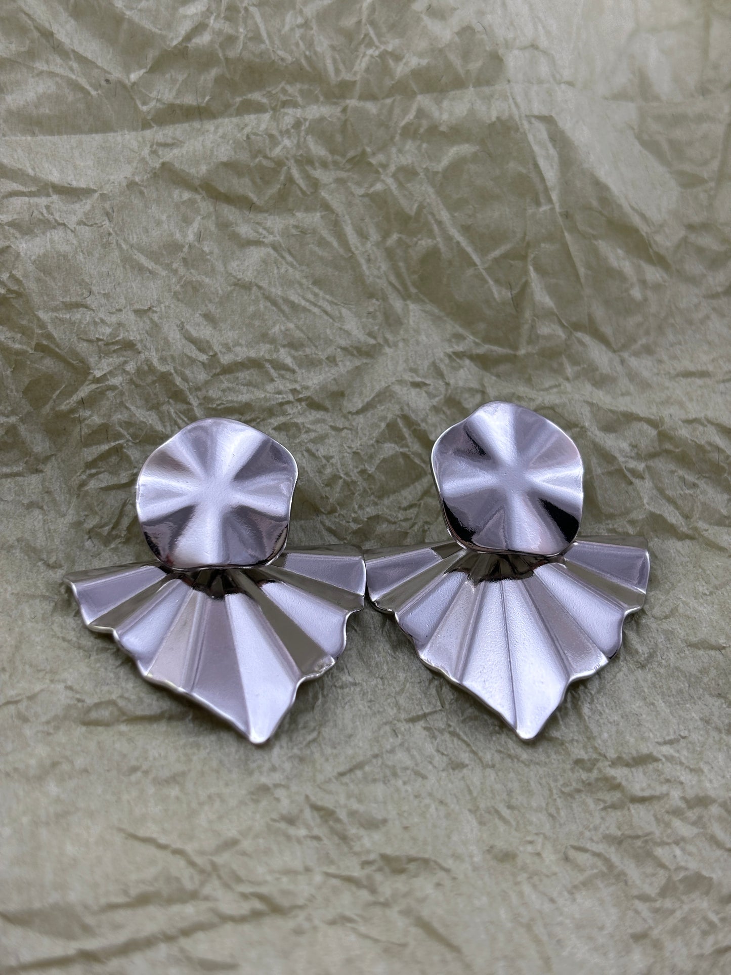 Minimalist fan-shaped earrings